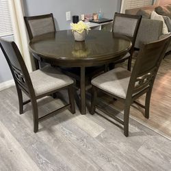 BEAUTIFUL TABLE 4 CHAIRS EXCELLENT CONDITION