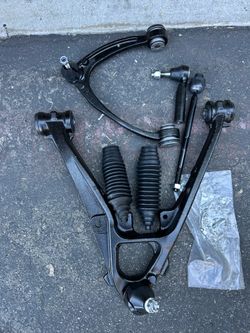kit de suspensión incluye brazos de control inferiores y superiores, rótulas, extremos de bieleta y botas de cremallera.