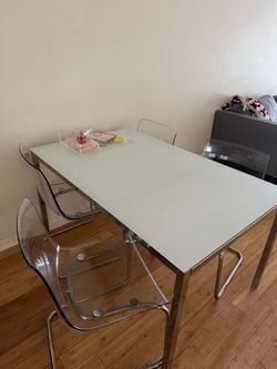 Modern White Dining Table + 4 Clear Acrylic Chairs