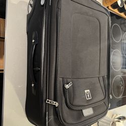 Travelpro Crew 8 Expandable Rollaboard Suitcase
