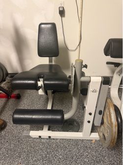 Plate loaded leg extensions