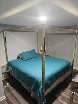 GOLD KING SIZE CANOPY BED WITH 2 MATCHING NIGHTSTAND 