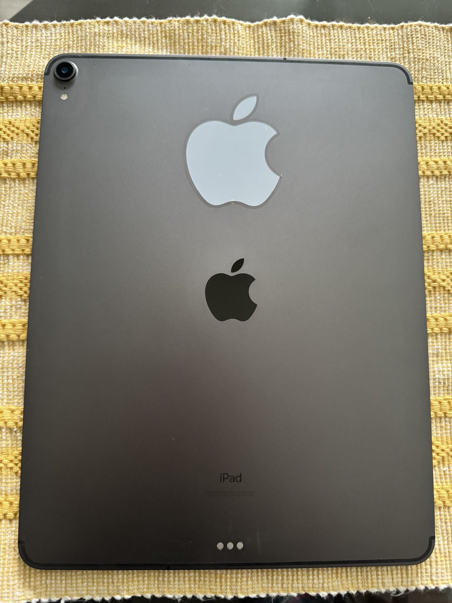 Apple iPad Pro 3rd Gen. 12.9 Screen. WiFi + Cellular. 256GB Storage. Factory Unlocked In Perfect Condition