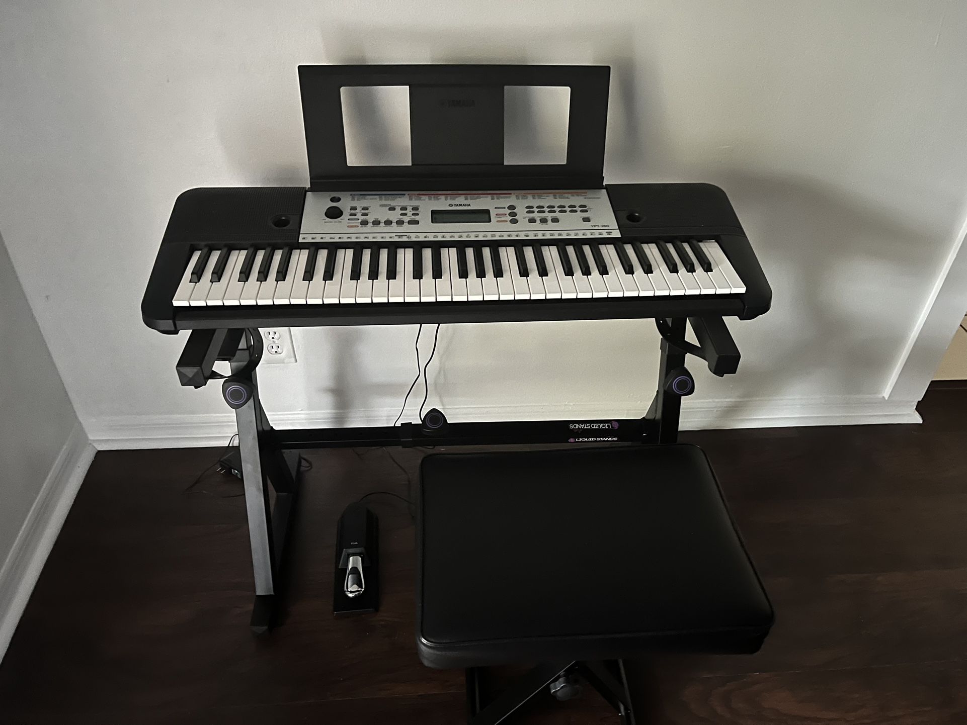 YAMAHA YPT260 61-Key Portable Keyboard & Accessories