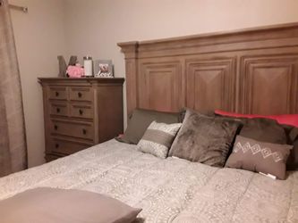 King Solid Oak Bed Frame With Chester
