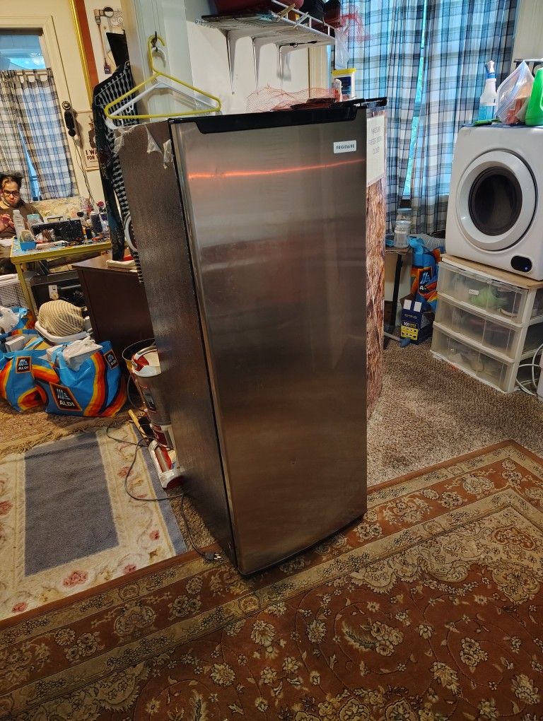 7 Cubic Foot Upright Freezer, Fridgidaire