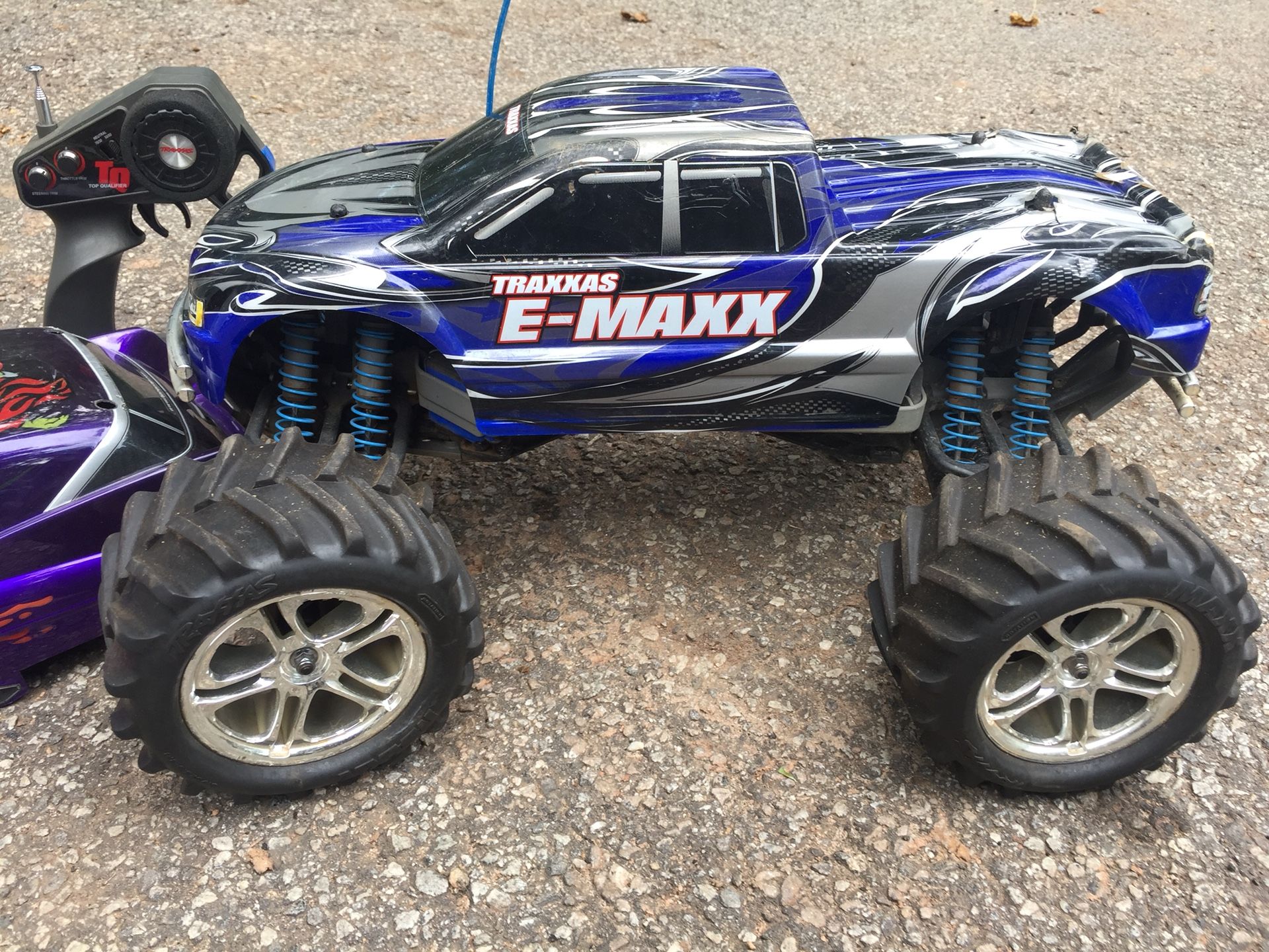 Traxxas e maxx rc truck