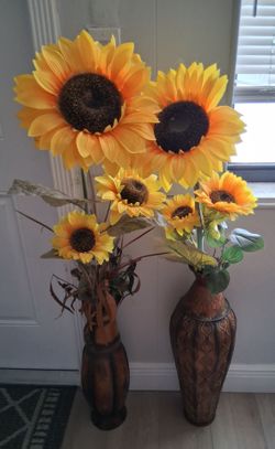 Vase with sunflowers