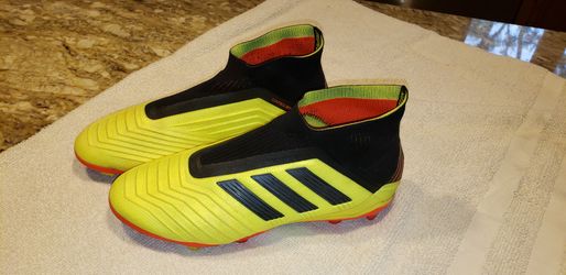 Adidas Predator soccer shoes (Size 6)