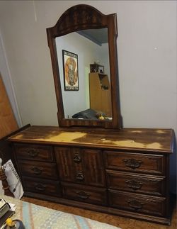 9 drawer bedroom dresser and Mirror