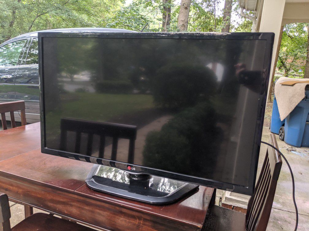 32 Inch LG Flat Screen TV