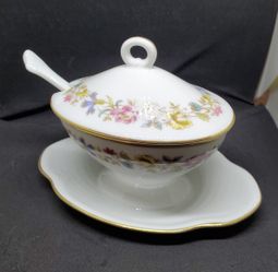 Oval Mustard W/Lid & Attached Underplate