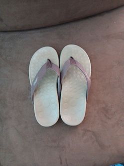 ORTHOHEEL FLIP FLAP SIZE :8 COLOR BROWN EXELLENT BRAND NEW CONDITION. CAN DELIVER IF YOU ARE IN MY NEGHBARHOOD.