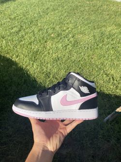 Jordan 1 Mid ‘ Black Pink White ‘