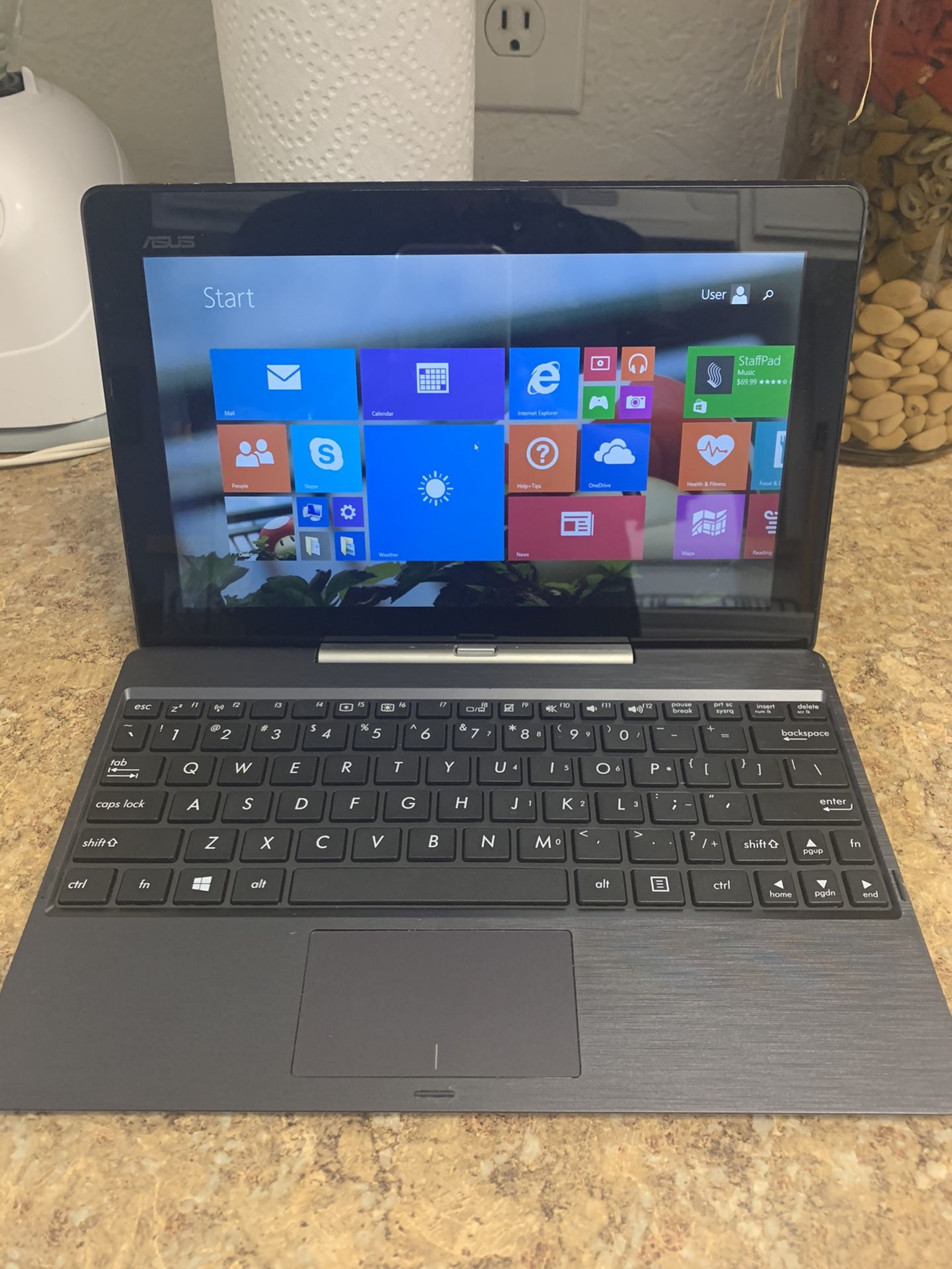 Asus 10.5 inches Touchscreen 2 In One Windows 8 Great Condition 32gb Storage 2 Gb Memory Ram