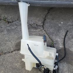 2004 To 2010 Toyota Sienna Windshield Washer Tank With Pump