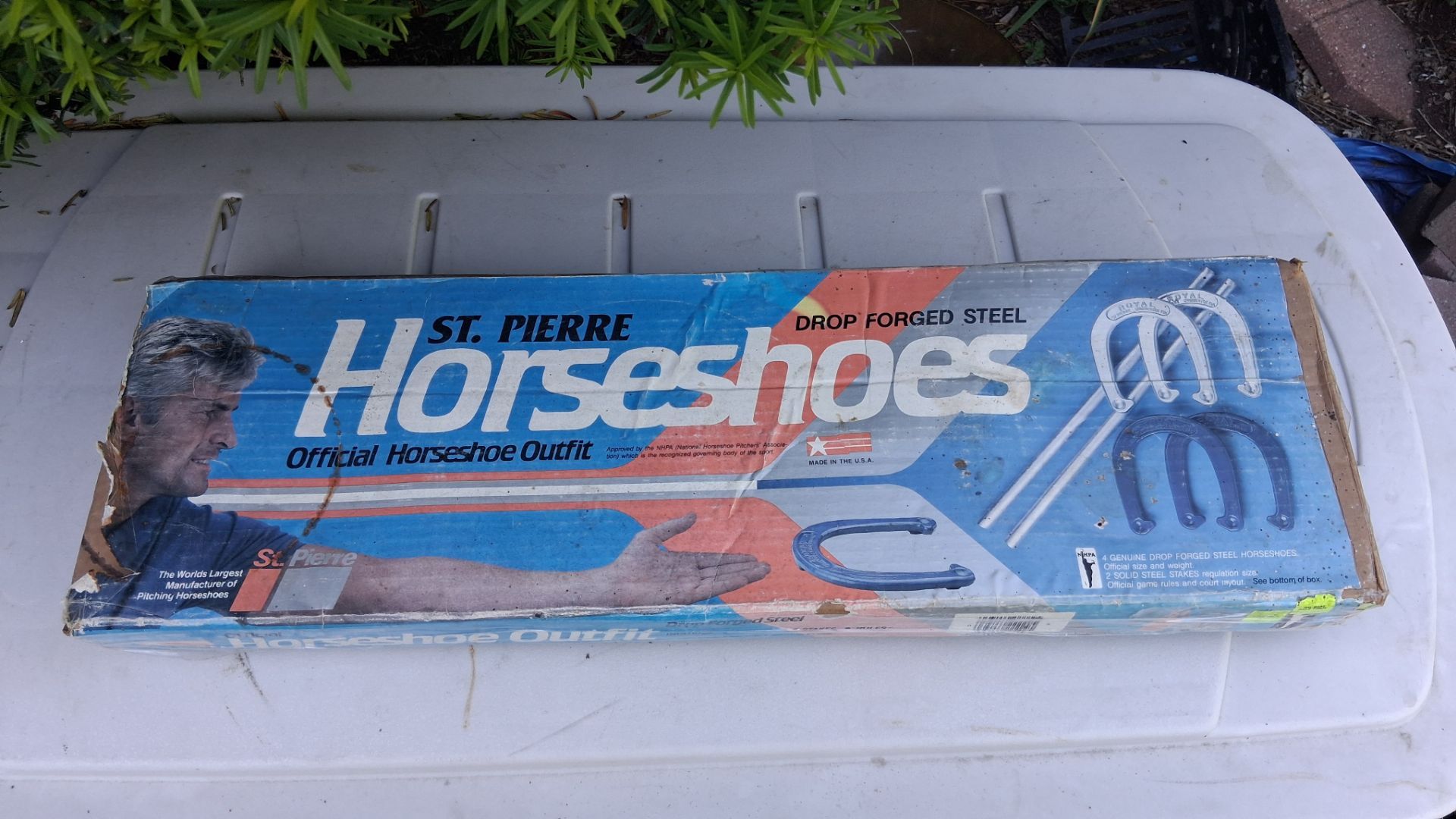 Vintage horseshoe lawn game in original box