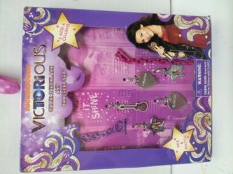 brand new Nickelodeon victorious charm necklace and bracelet set
