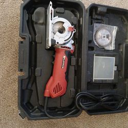 Like NEW.  Saw Corded Circular Saw with Extra Blade  H Depot $40.00 FIRM ☆☆