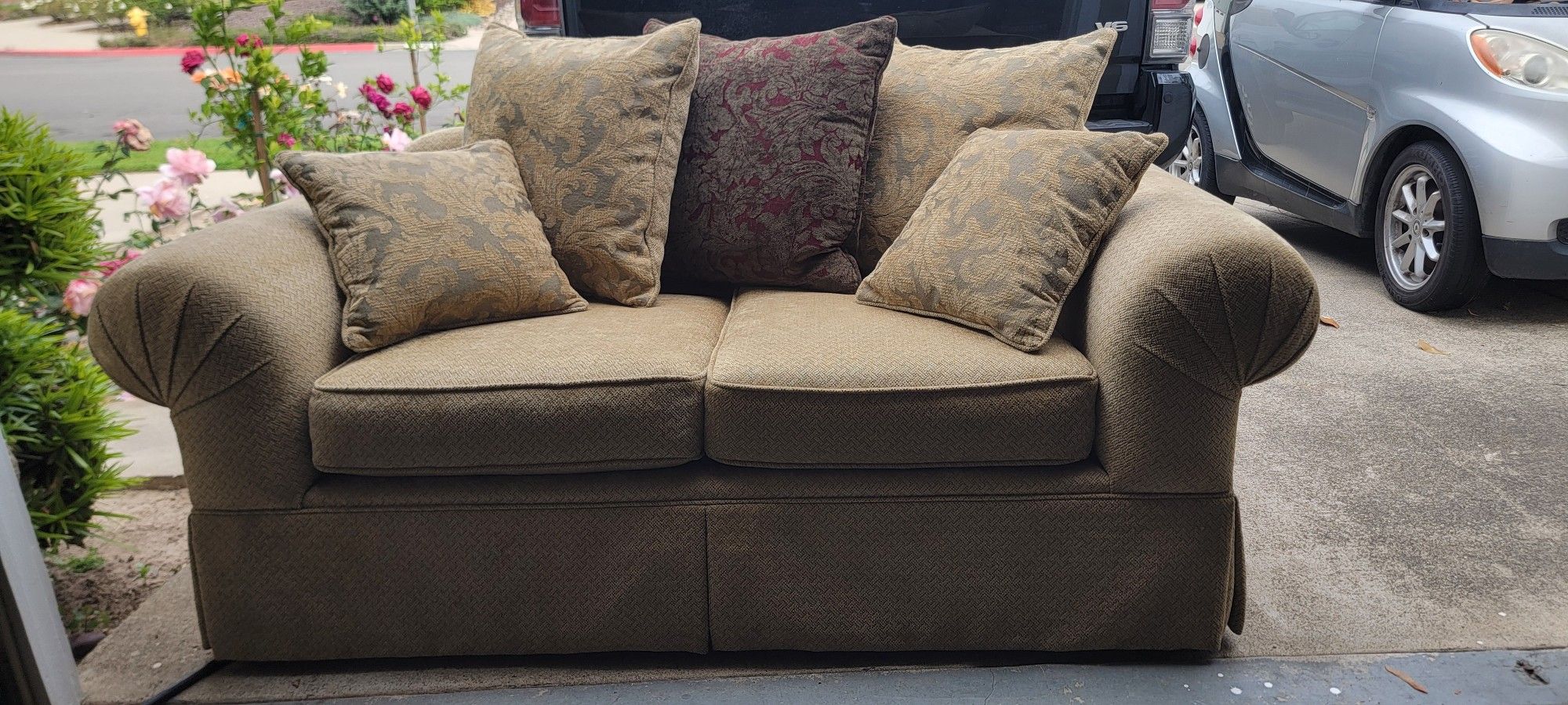 Amazing Love Seat Couch (GREAT CONDITION) OBO