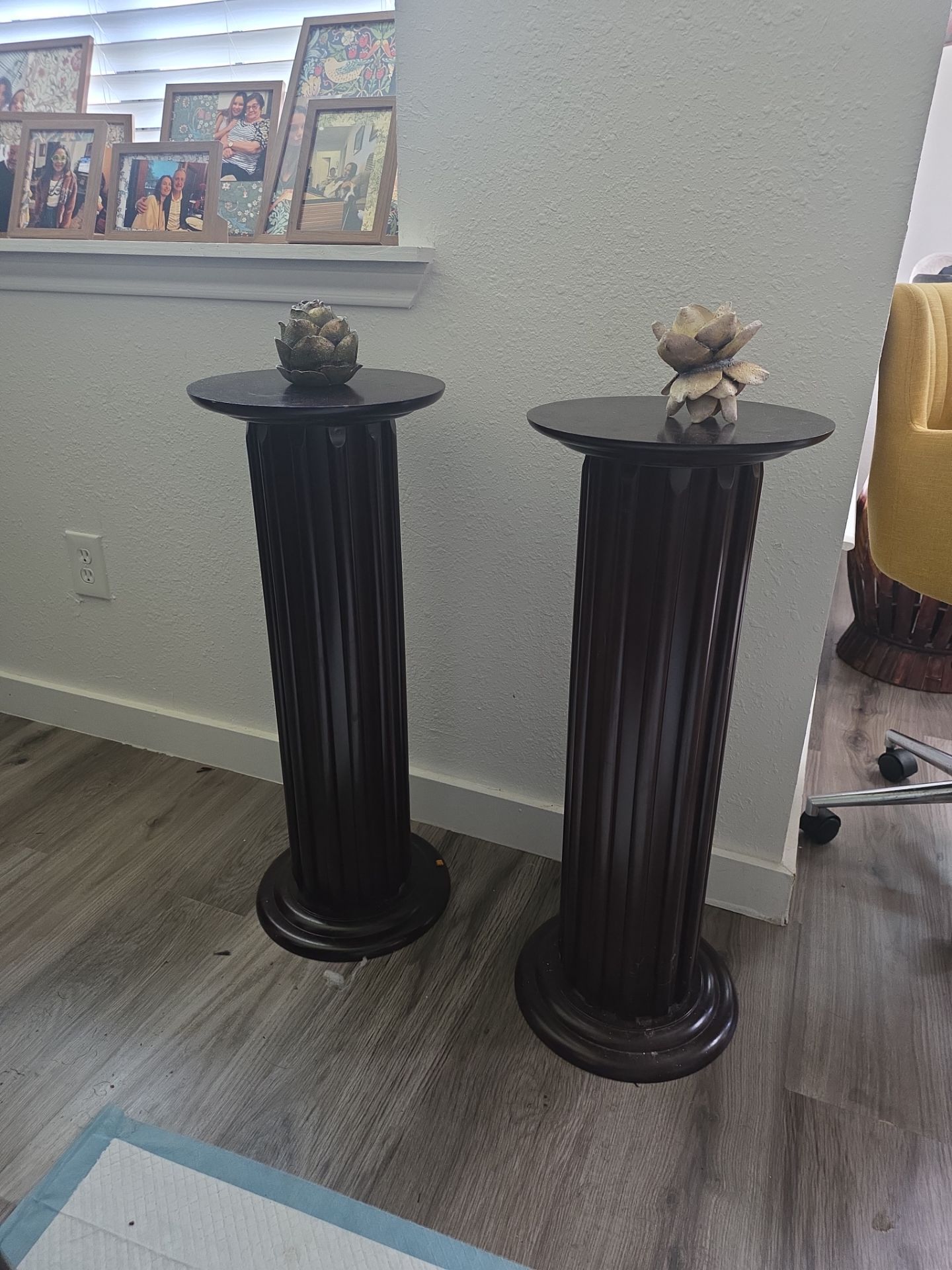 Decor: Brown Collums