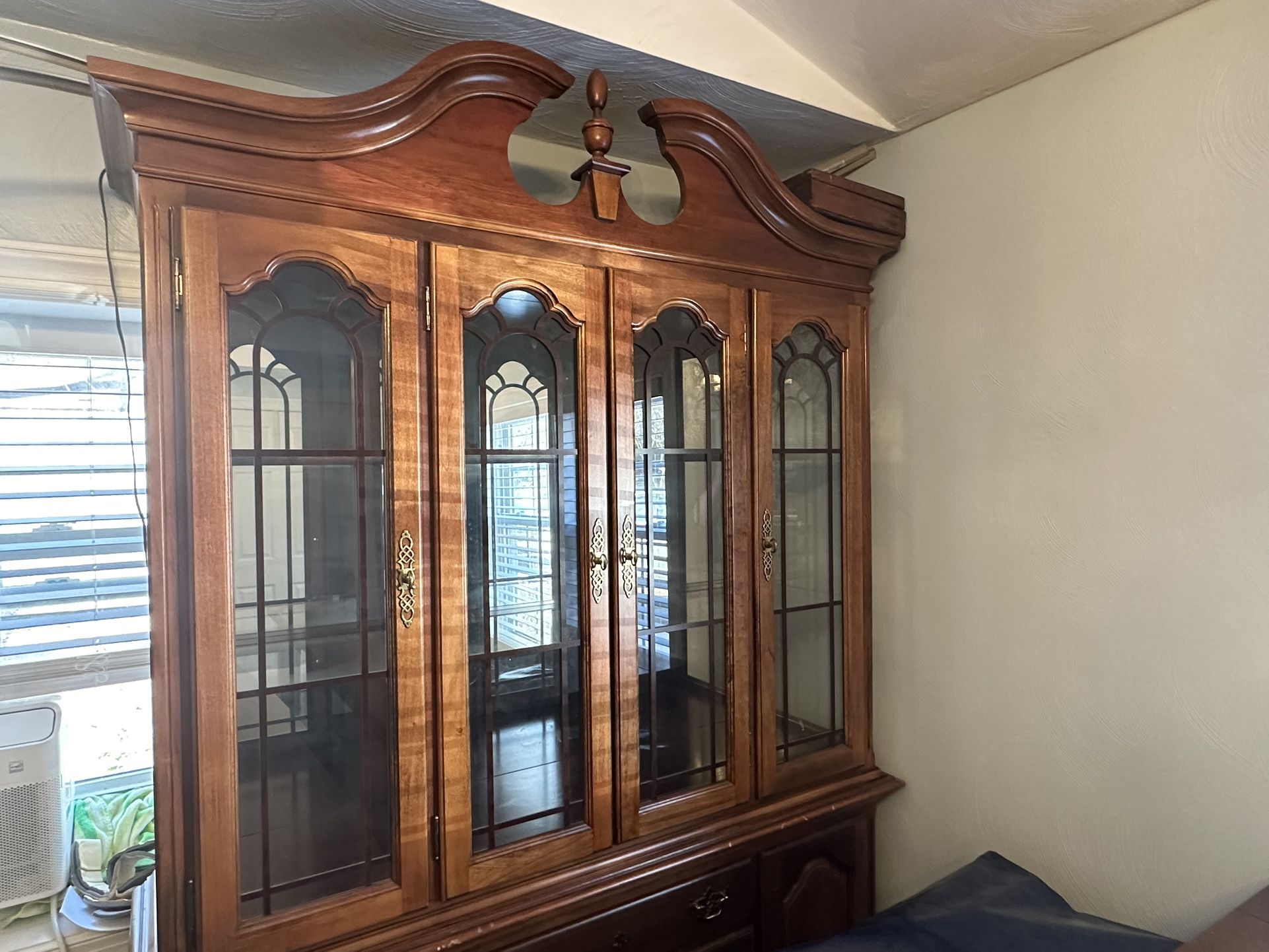 Real Wood China Cabinet With Lights And Glass Shelves