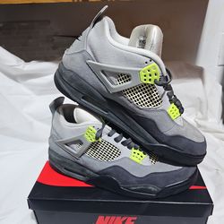 Jordan 4 Retro
SE 95 Neon,, Size 10.5M