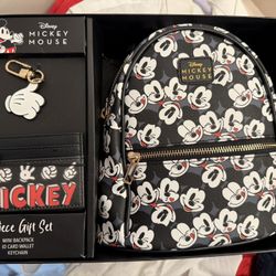 Disney lounge fly style bag. Disney purse. New In Box 3 piece set.