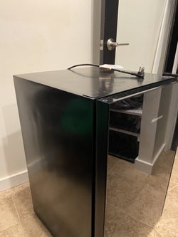 Mini-Fridge good for drinks and non-perishables