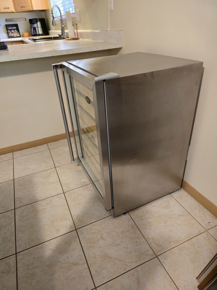 Vinotemp Wine Cooler
Model #: VT52SN