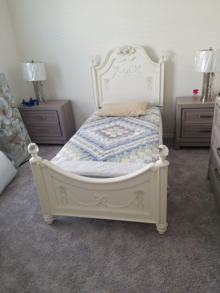 Disney Princess Fairytale White 3 Piece Twin Poster Bed (Bed Only; mattress not included),