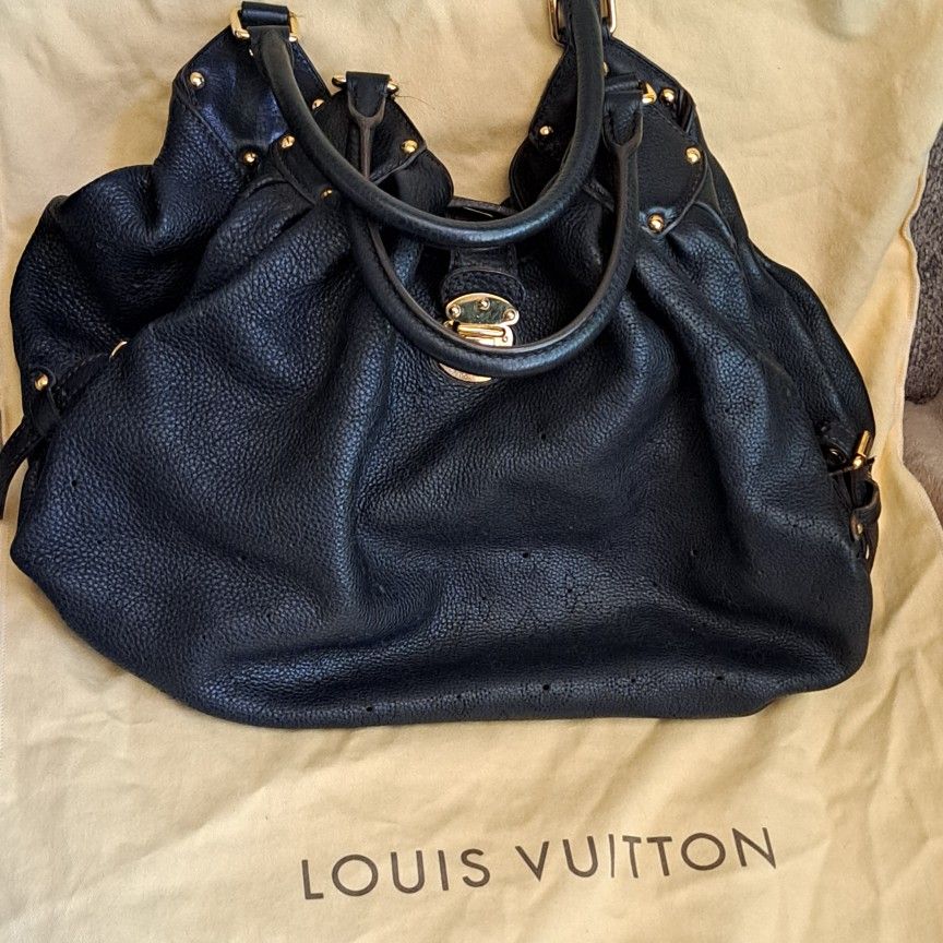 "EXCELLENT CONDITIONS "AUTHENTIC LOUIS VUITTON MAHINA BLACK LEATHER SHOULDER BAG WITH DUSTBAG 500$