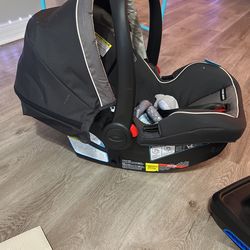 Newest Graco Car seat With Mount For Infants.