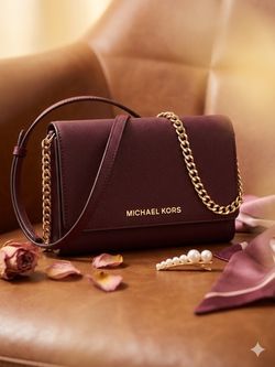 Gorgeous Michael Kors bag. Featuring iconic gold chain and a versatile crossbody design