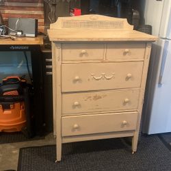 Vintage 5 Drawer Dresser 34 In Wide  45 In Tall. In Good Shape