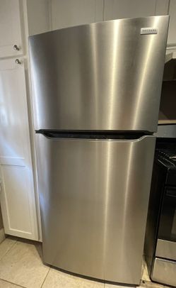 1 Year Old Refrigerator By Frigidaire 18cuft