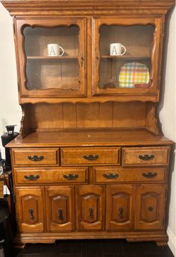 Beautiful Vintage Solid Wood China Cabinet / Hutch – 100 $