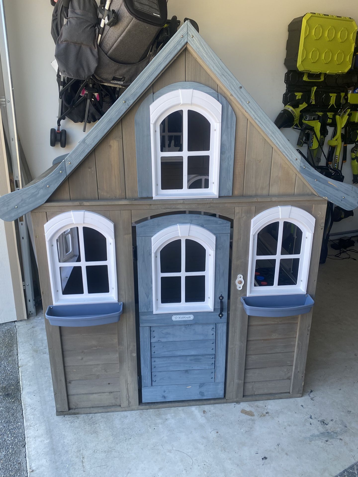 KidCraft Outdoor Playhouse - excellent condition