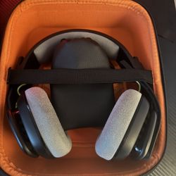 🎧 Astro A10 Gaming Headset – Barely Used + Case ($50)