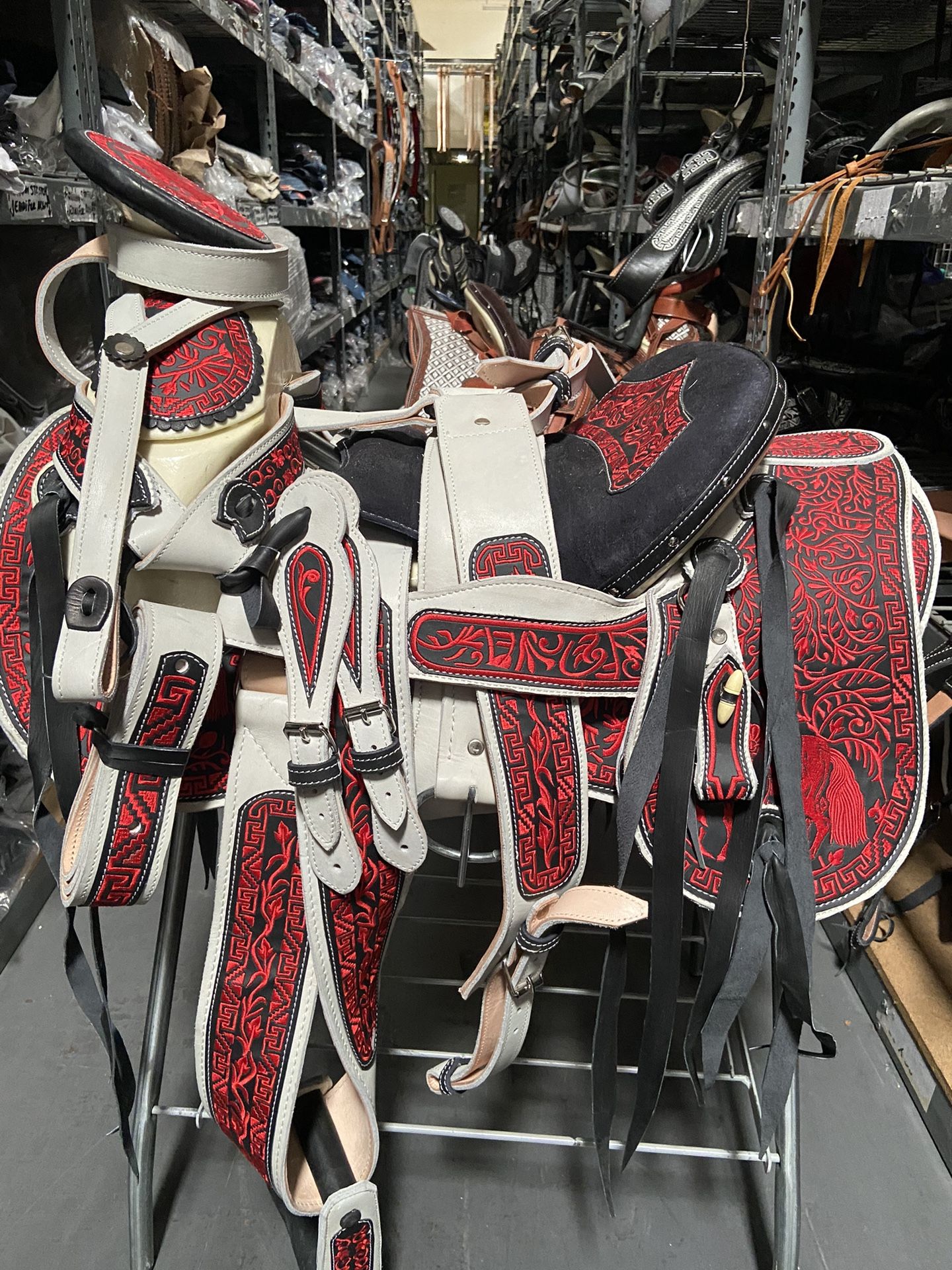 Nueva Montura Charra Bordada Con Cantinas Desmontables