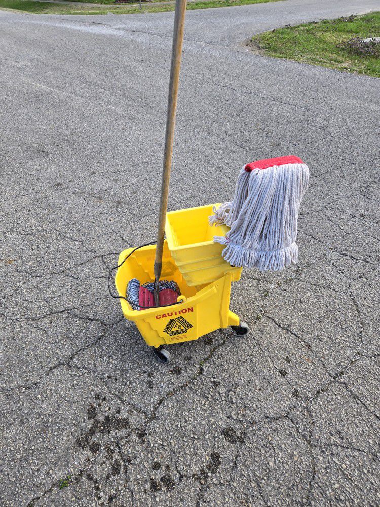 Commercial Mop Bucket And Wringer Combo."CHECK OUT MY PAGE FOR MORE DEALS "