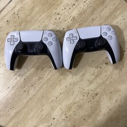 2 PS5 Controllers 