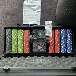 The Ultimate Poker set- Heavy duty Case- 400 Chips, 2 Decks, 3 Buttons. Never Used Everything Still Sealed