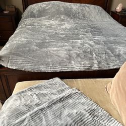 Beautiful UGG Comforter Queen XL and 2 Zip In Shams - Med Gray - XL Queen