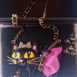 BETSEY JOHNSON KITTY STATEMENT PIECE W/MATCHING EARRINGS 