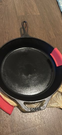 Set of 2 Lodge Iron Pans + Silicon Holders + Silicon Mats + Silicon Brush(IKEA)