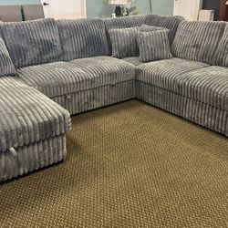New. Sofa 🛋️ With Pull Out Storage.