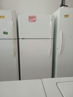Kenmore refrigerator white excellent condition . Warranty . Delivery available . 2203 Fowler st. Ft. Myers 33901