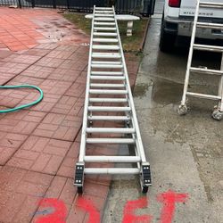 Escalera de 32 pies de aluminio casi nueva 