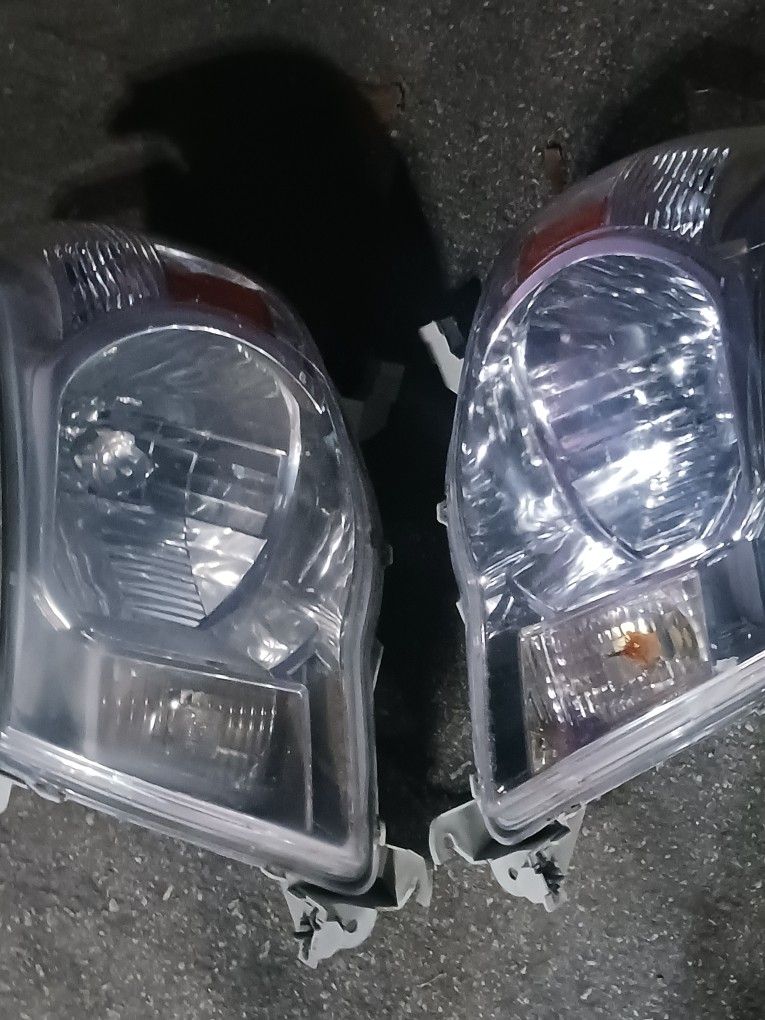 Toyota Tacoma head Lights 2011